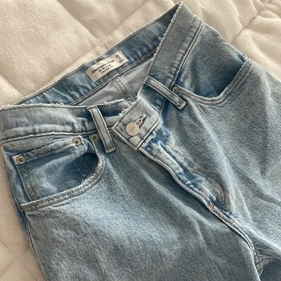Abercrombie & Fitch Ultra High Rise 90s Straight Jean size 26XS - Picture 5 of 8